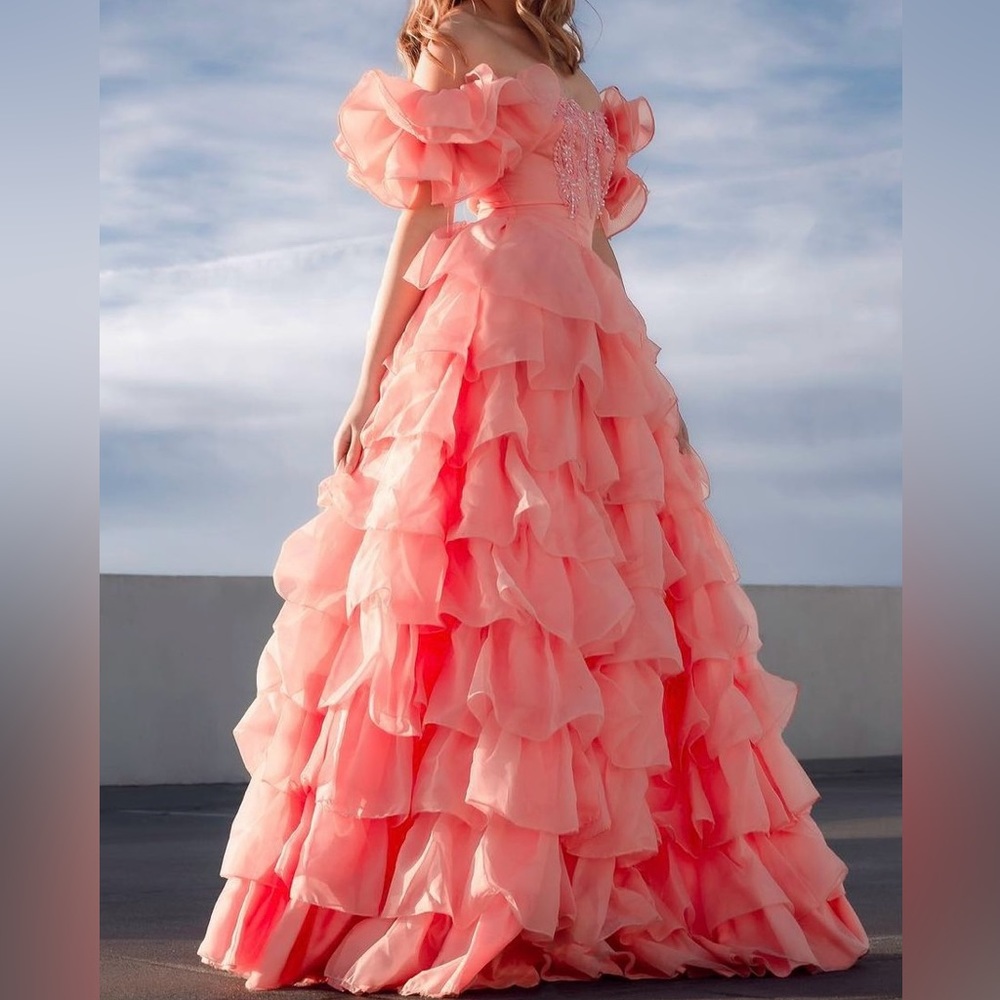 VINTAGE PEACH FORMAL WITH RUFFLES AND RUFFLES